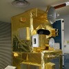 展示施設の海洋観測衛星「もも1号」（1987年打上げ）の実寸大スケールモデル。