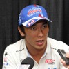 インタビューに答える佐藤琢磨選手