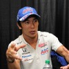 インタビューに答える佐藤琢磨選手