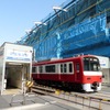 2013年度に上り線が高架化される京成曳舟駅。下り線を含む全体の事業施行期間は2016年度末までを予定している。