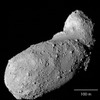 小惑星イトカワ。画面中央右寄りの滑らかな部分は、「はやぶさ」を打ち上げた内之浦宇宙観測所にちなんで「ウチノウラ(Uchinoura Regio)」と名付けられている。