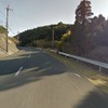現場付近の国道448号線の風景(Google ストリートビュー)。おそらく、ここら辺の左車線にトランスポータが停車しているものと思われる。