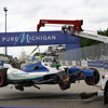 こういうシーンが相次いだ、デトロイトのベル・アイル戦レース2。写真：IndyCar