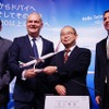 東京国際空港ターミナル株式会社の田口繁敬 常務取締役（右から2番目）を囲んでのフォトセッション。