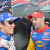 カナーンと談笑する佐藤琢磨。写真：IndyCar