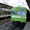 京都駅10番線で発車を待つ奈良行き普通列車。奥の8番線には「みやこ路快速」の姿も見える。