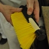 毛材を植える機械を動かす際には、柄に問題なく毛材が植わっているか毎回確認する