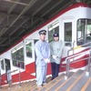 ケーブルカーの高野山駅では作務衣（さむえ）を着用した駅員が出迎える。