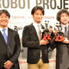 KIROBO、MIRATAとプロジェクトメンバー。左側はプロジェクトマネージャにあたる電通 西嶋氏。