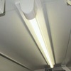 2000形の第42編成から順次採用される直管型LED照明。