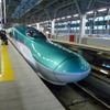 新青森駅で発車を待つ東北新幹線「はやぶさ」（E5系）。定期外収入の中長距離は1.8％増加した。