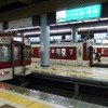 大阪上本町駅で発車を待つ近鉄大阪線の準急など。「孫と一緒に～」は60歳以上の大人が小学生以下の子供1・2人を同伴する場合に限り利用できる。