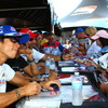 ファンサービスに務める佐藤琢磨。写真：IndyCar