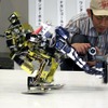 毎回会場を沸かせるライバル対決。金色が“金色の魔術師”こと「ナガレゴールド」で、スピアータックルを決めている黒いのが“黒い呪術師”こと「サンダーボルト」