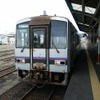 益田駅で発車を待つ長門市行き普通列車。山陰本線は益田～長門市間の運休が続いている。