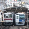 東急東横線の自由が丘駅に停車中の東武車（左）と西武車（右）。2012年度は東横線渋谷～代官山間の地下化が完成し、同時に東武、西武、東京メトロ、東急など5社による相互直通運転が始まった。
