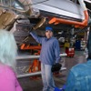 フォードの米ミシガン州のフラットロック工場。フュージョンの生産に向けて新規雇用者を指導
