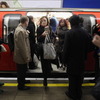 混雑するロンドン地下鉄。犯罪件数は9年連続で減少したものの、スマホを狙った窃盗が増加した