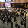 通勤客で賑わうロンドンの駅。鉄道職員への暴力は5%減少した