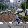 線路の両側に一方通行路の車道が並ぶ熊野前電停付近