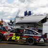 ジェフ・ゴードンの損傷した車が牽引される