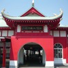 日中の片瀬江ノ島駅。駅舎は竜宮城を模して造られた。