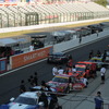 予選前日、現行車両の車検待ち渋滞の横を、14年型GT-Rが通過する。