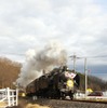 日章旗と「賀正」ヘッドマークを掲げて走る真岡鐵道のSL列車（2013年1月5日）。真岡鐵道茂木駅付近で撮影。
