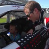 ライリーちゃんをレースカーに乗せるケーシー・ケーン