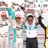 第4戦もてぎはトムスが1-2制覇。左からJRPの白井裕社長、2位ロッテラー、優勝の中嶋一貴、トムスの舘信秀監督、3位デュバル。写真：TOYOTA