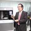 ３Dプリンタと印刷物を説明する西本栄次氏 (JBTH General Manager of Sales & Marketing 左)
