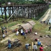 崩落したタイ一長い木橋、隣に臨時の竹橋完成