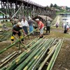 崩落したタイ一長い木橋、隣に臨時の竹橋完成