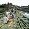 崩落したタイ一長い木橋、隣に臨時の竹橋完成