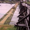 崩落したタイ一長い木橋、隣に臨時の竹橋完成