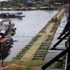 崩落したタイ一長い木橋、隣に臨時の竹橋完成
