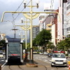 すすきの停留場を発車した「ポラリス」。すすきの～西四丁目間を短絡する軌道を新設し、市電を環状線化する計画もある。