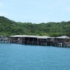 サメット島の違法営業バンガロー３軒、当局が解体