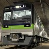 10-300形3次車の外観。従来の10-300形に比べヘッドライトの形状が異なるなどの違いが見られる。