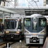 JR西日本は同社エリアの普通列車を1日自由に乗り降りできる「鉄道の日記念　JR西日本一日乗り放題きっぷ」を発売。写真は大阪駅に入線した223系（左）と225系（左）。