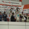 GT300クラスの表彰式。左から2位の嵯峨、新田、優勝の片岡、谷口、3位の細川、山西。