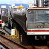 現在の御堂筋線で運行されている10系（左）と21系（右）。ラッピングは10系に施される。