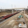 旧・北千葉線の計画区間のうち、北総鉄道北総線に並行する新鎌ヶ谷～小室間は東京10号線延伸新線の構想に含まれず、2000年に計画の中止が正式に決定した。北総線の線路の南側（右）に複線の鉄道をもう一つ敷けるだけの空き地があるが、ここに北千葉線の線路を敷く予定だった。