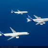 初の編隊飛行を行うA350 XWBとA330、A380