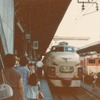 上野駅で発車を待つ、国鉄時代の特急『ひたち』（左、1982年頃）。今回のイベントでは旧国鉄色の485系も展示されるが、写真のボンネットタイプの先頭車は現存しないため、非ボンネット非貫通タイプの先頭車を組み込んだ編成が展示される。