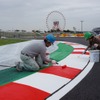 たレーシングコース縁石塗装の様子