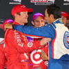 ディクソン（左）とカストロネベスが健闘を讃え合う。写真：Indycar
