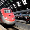 イタリアの鉄道が乗り降り自由の「ユーレイルイタリアパス」が10月29日まで2割引に。写真はミラノ中央駅に停車中の高速列車フレッチャロッサ