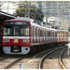 京急は2014年元旦から大師線の電車に掲出するヘッドマークのデザインを募集。写真は2013年のヘッドマークを付けて走る電車(1500形)