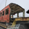 東日本大震災発生から3カ月後の2011年6月、女川町内で見かけた気動車の車体の搬送。女川駅に保存されていたキハ40 519と見られる。